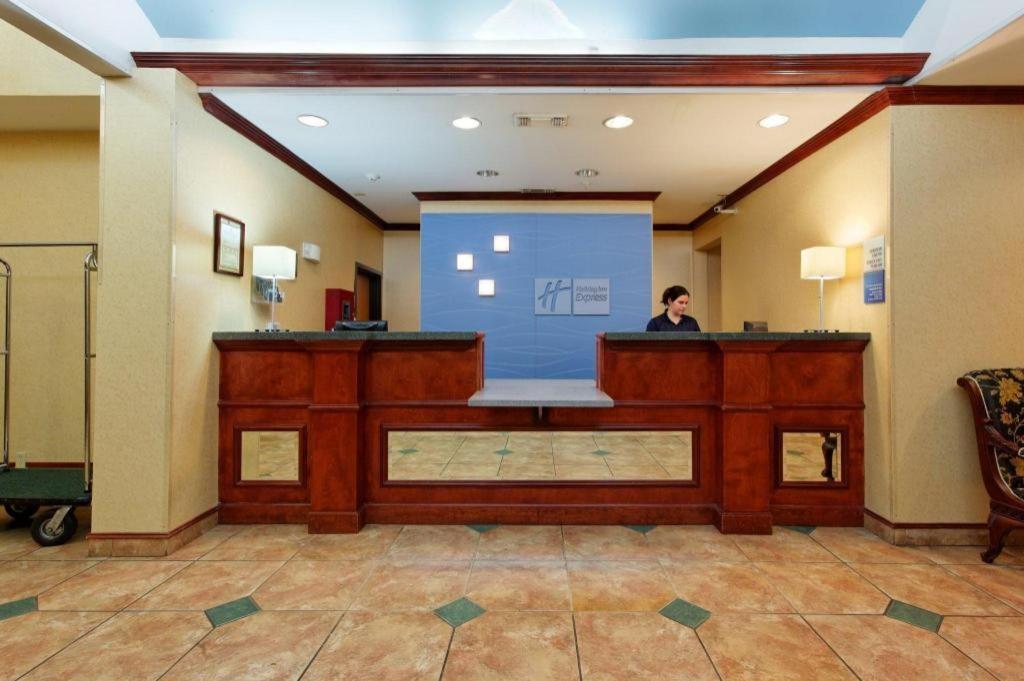 Holiday Inn Express Crockett By Ihg Exterior foto