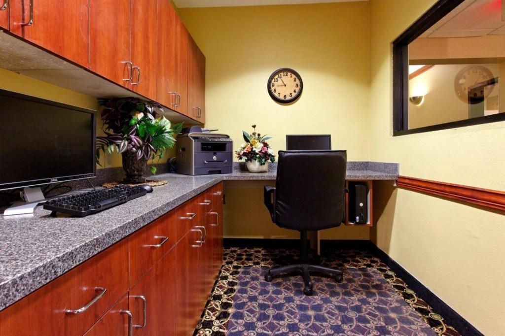 Holiday Inn Express Crockett By Ihg Exterior foto